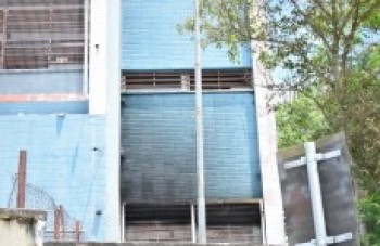 Incêndio em escola leva pânico a alunos