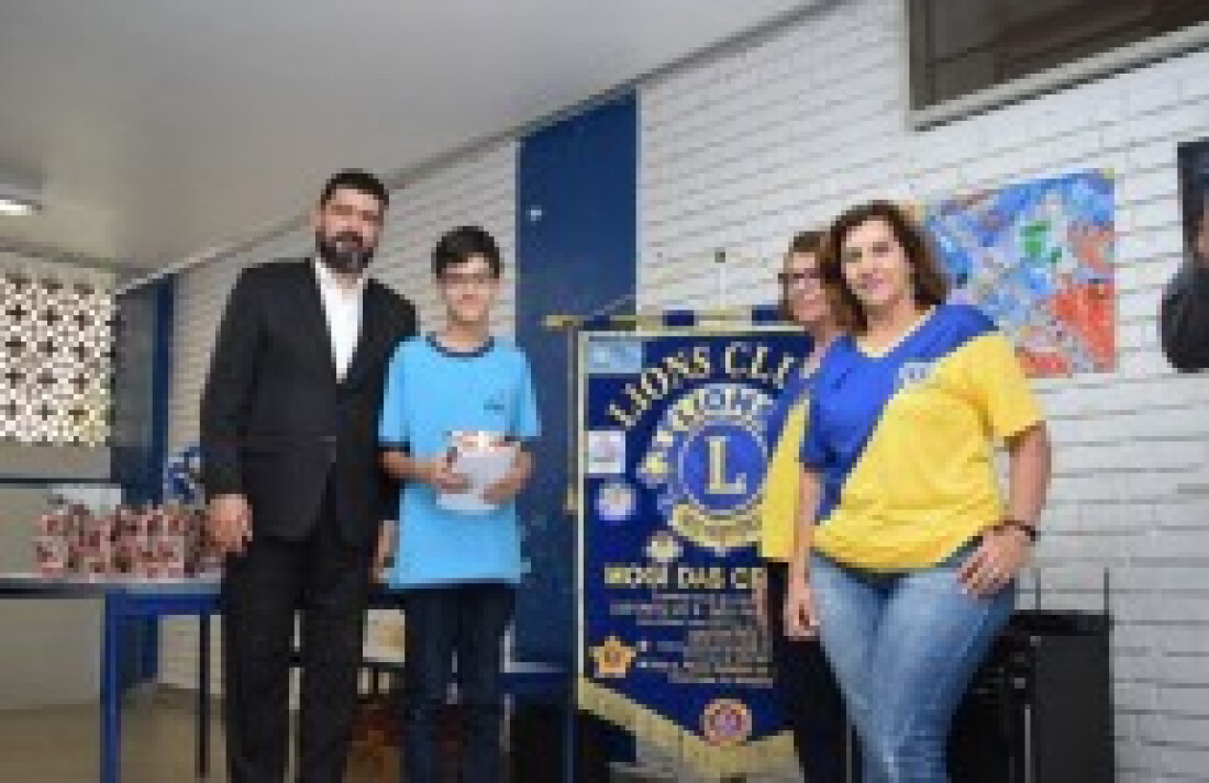Lions leva reflexão de paz a alunos