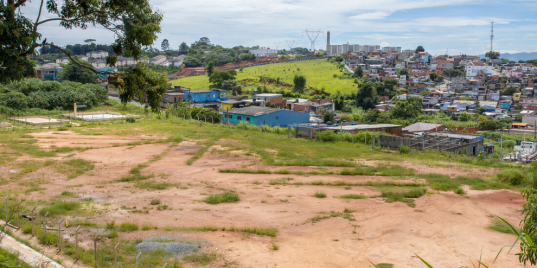 Itaquá assina ordem de serviço para reforma de campo esportivo