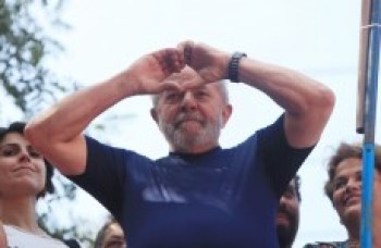 Lula é solto após 19 meses preso na PF