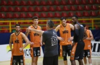 Invicto, 'time intermediário' surpreende técnico no NBB