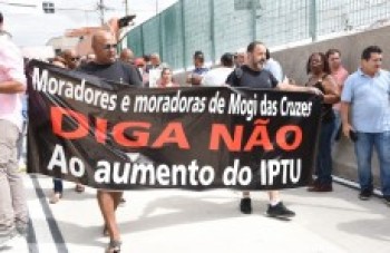 Grupo protesta contra IPTU