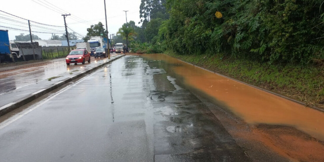 Via da Vila Industrial tem deslizamento de terra