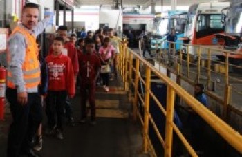 Alunos da rede municipal visitam empresa de ônibus