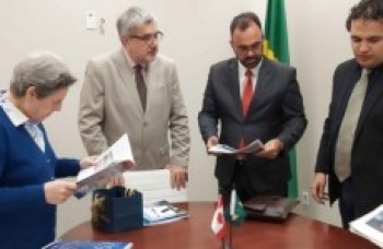 Secretário apresenta material de divulgação no Canadá
