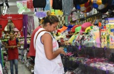 Venda de fantasias e itens de Carnaval aumenta na região