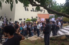 Protesto marca a 1ª sessão do ano