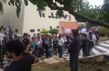 Protesto marca a 1ª sessão do ano