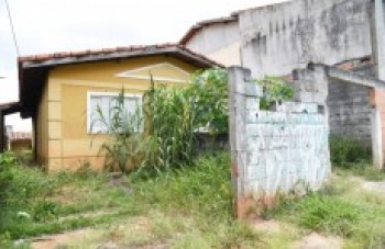 Imóvel abandonado no Jardim Cambuci incomoda moradores