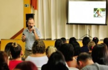 Profissionais da Educação assistem palestra
