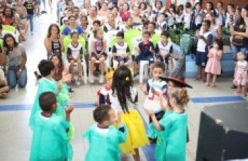Boa Visão entrega 52 óculos em duas escolas do município
