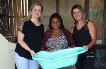 Larissa Ashiuchi entrega kits às gestante por meio do projeto Cegonhas da Solidariedade
