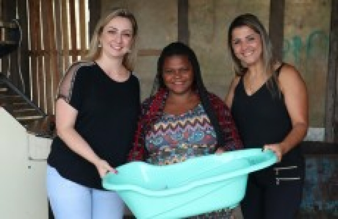 Larissa Ashiuchi entrega kits às gestante por meio do projeto Cegonhas da Solidariedade