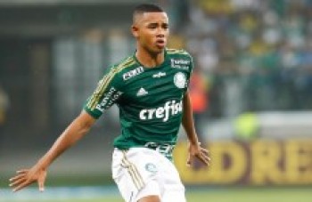 Gabriel Jesus tenta driblar a timidez