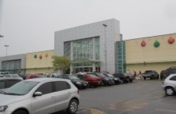 Lojas fechadas no shopping de Suzano chamam atenção