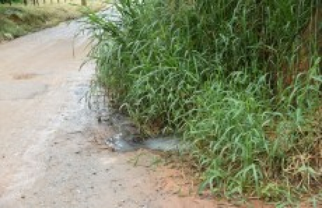 Moradores da Vila Moraes reclamam de vazamento