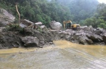 Deslizamento fecha a rodovia Mogi-Bertioga nos 2 sentidos