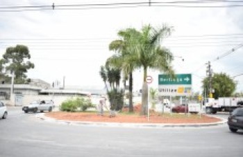 rotatória em Braz Cubas ganha obras de paisagismo