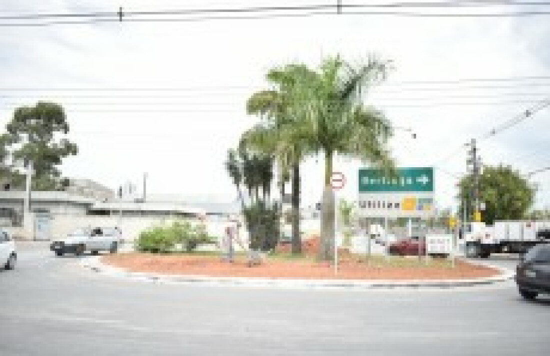 rotatória em Braz Cubas ganha obras de paisagismo