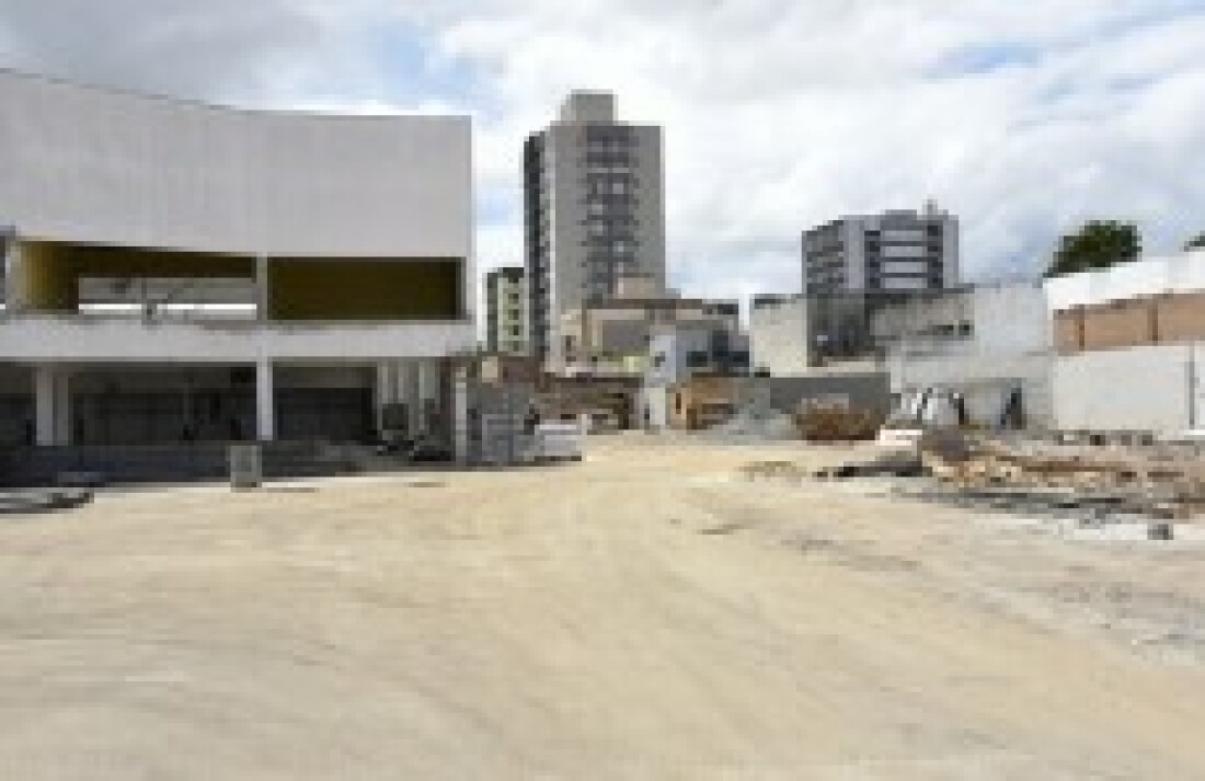 Novo supermercado atacadista começa a ganhar forma em Suzano