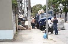 População pede solução para calçadas da Jorge Bey Maluf