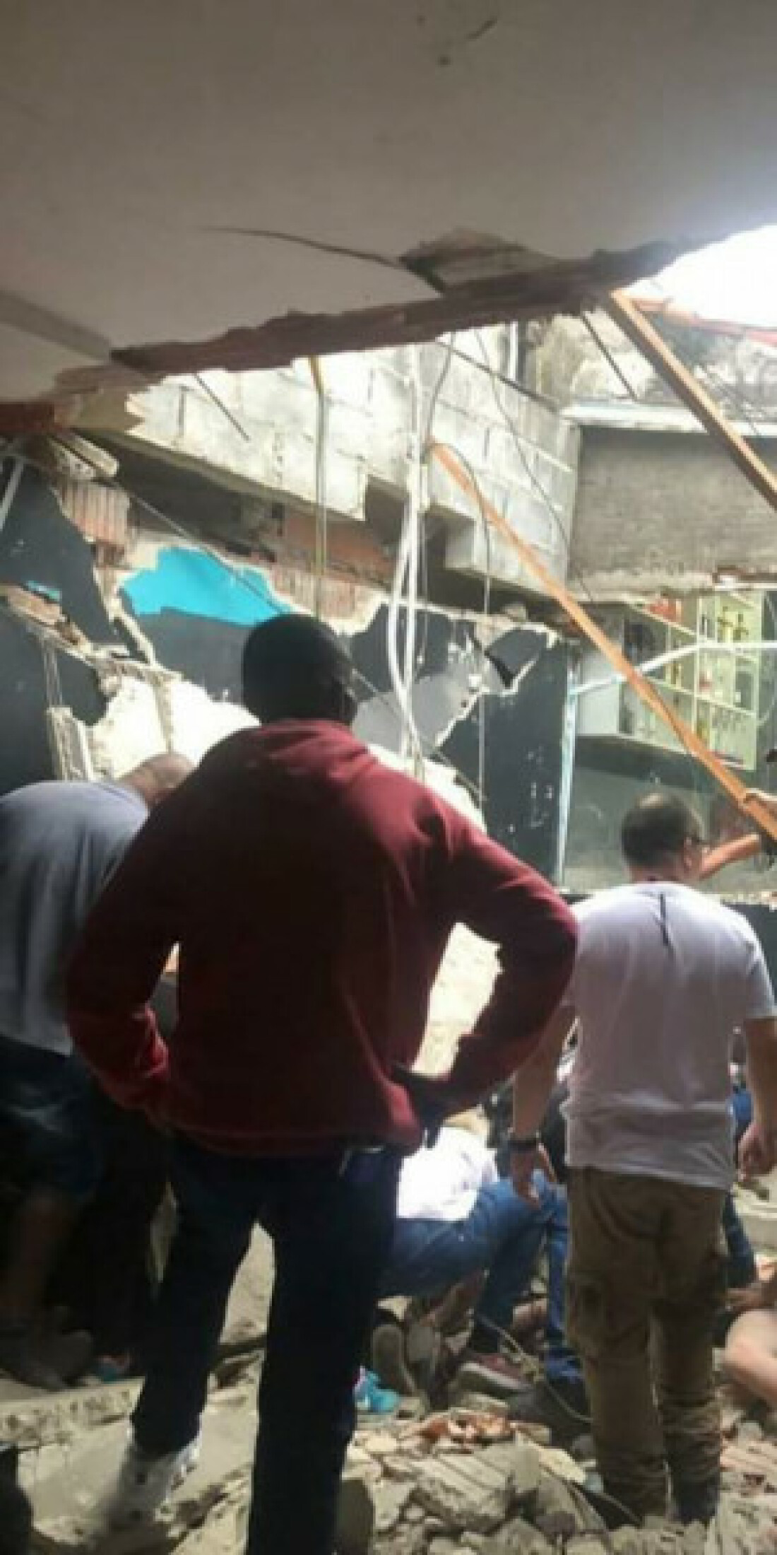 Teto de bar interditado desaba