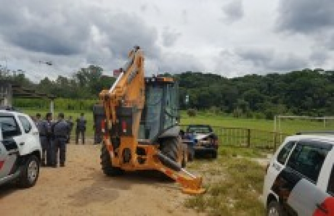 Retroescavadeira roubada é recuperada