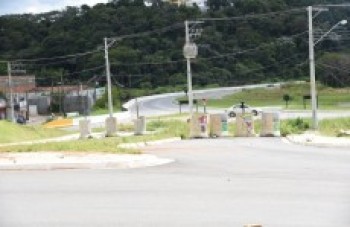 Rotatória já está pronta, mas segue fechada na Mogi-Bertioga