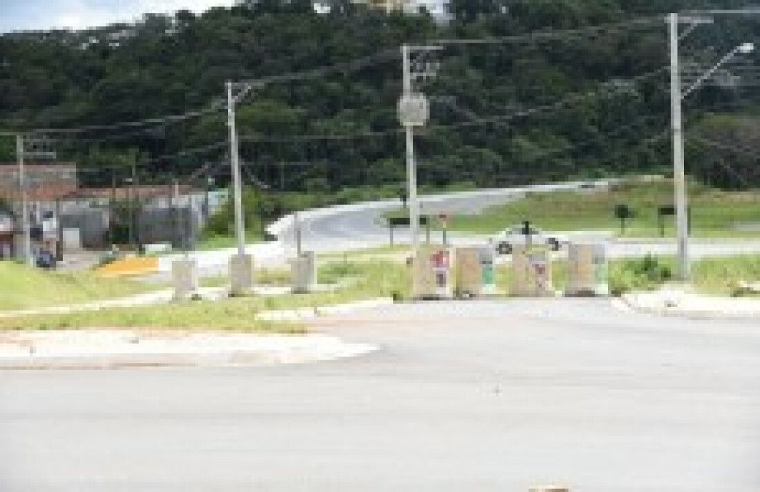 Rotatória já está pronta, mas segue fechada na Mogi-Bertioga
