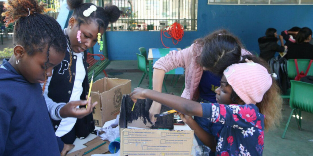 Após 8 anos de luta, escola muda de nome e homenageia escritora
