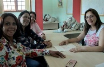 Encontro debate políticas a mulheres