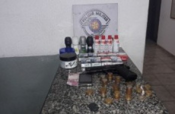 Dupla rouba comércio em Mogi