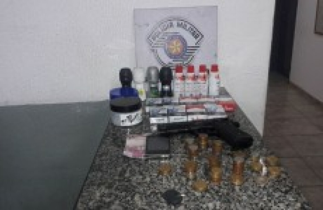 Dupla rouba comércio em Mogi