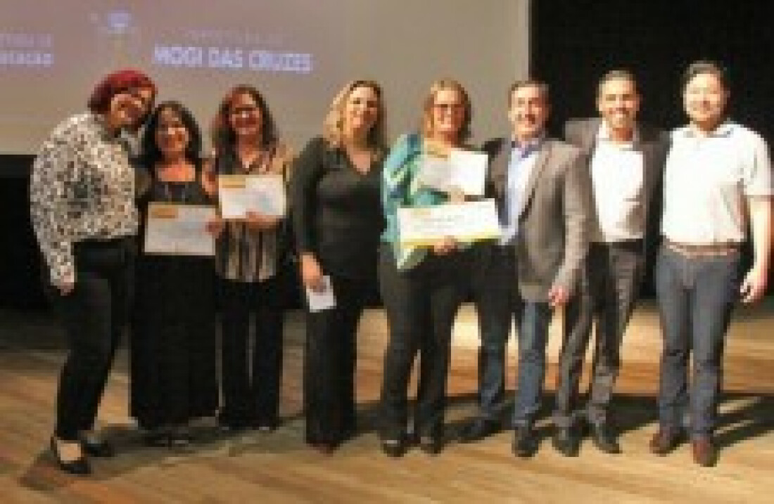 Prefeito entrega premiação a educadores da rede municipal