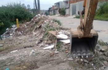 Operação retira 600 toneladas de lixo e entulho dos bairros