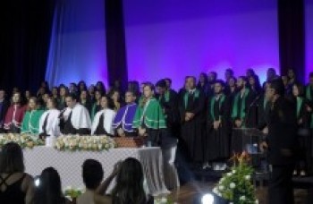 Piaget realiza formatura de mais de cem alunos