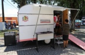 Ação do Outubro Rosa na praça atrai a população