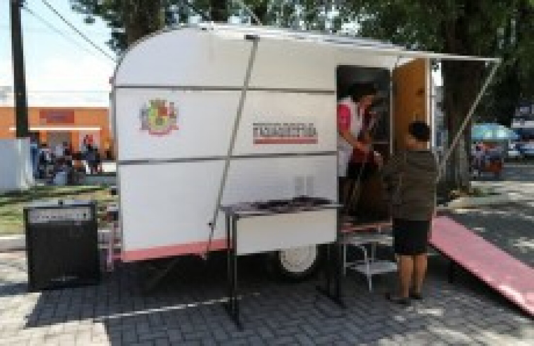 Ação do Outubro Rosa na praça atrai a população