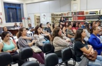 Palestra sobre autismo reúne mais de quarenta pessoas em biblioteca