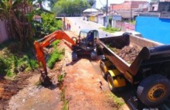 Prefeitura de Poá dá início às obras no córrego da rua Uruaçu