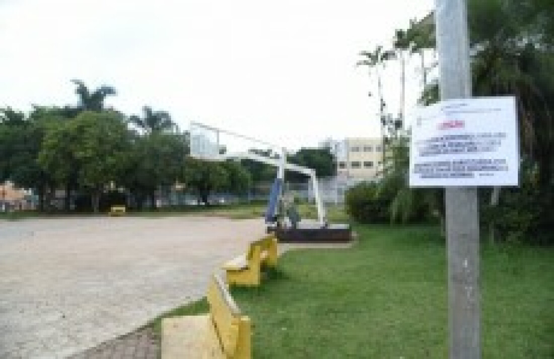 Poá retira brinquedos de praças