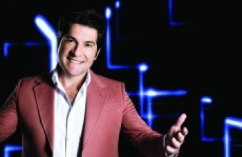 Daniel se apresenta com os Canarinhos do Itapety