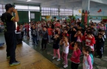 Estudantes de escola em Itaquá recebem aulas dança