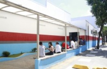 Comerciante atira em assaltantes