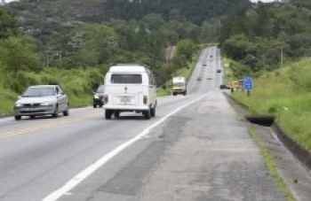 Motorista perde controle e capota na Mogi-Dutra