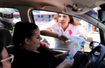 Blitz Rosa conscientiza sobre autoexame
