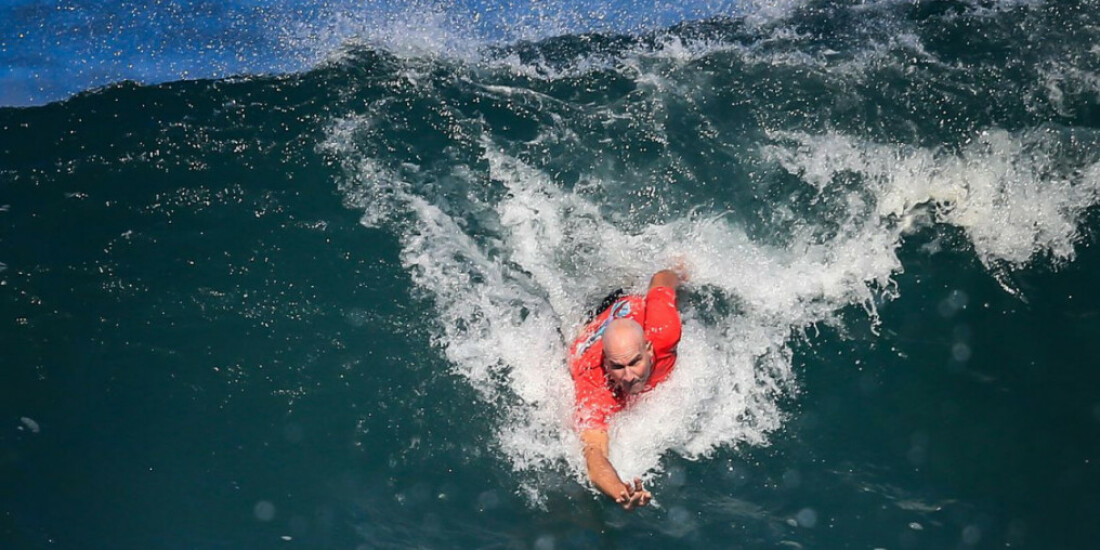 Surfe de peito, o esporte que faz do corpo uma prancha