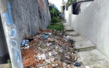 Entulho em viela na rua Cumbica: