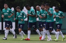 Borja abandona treino do Palmeiras após dividida