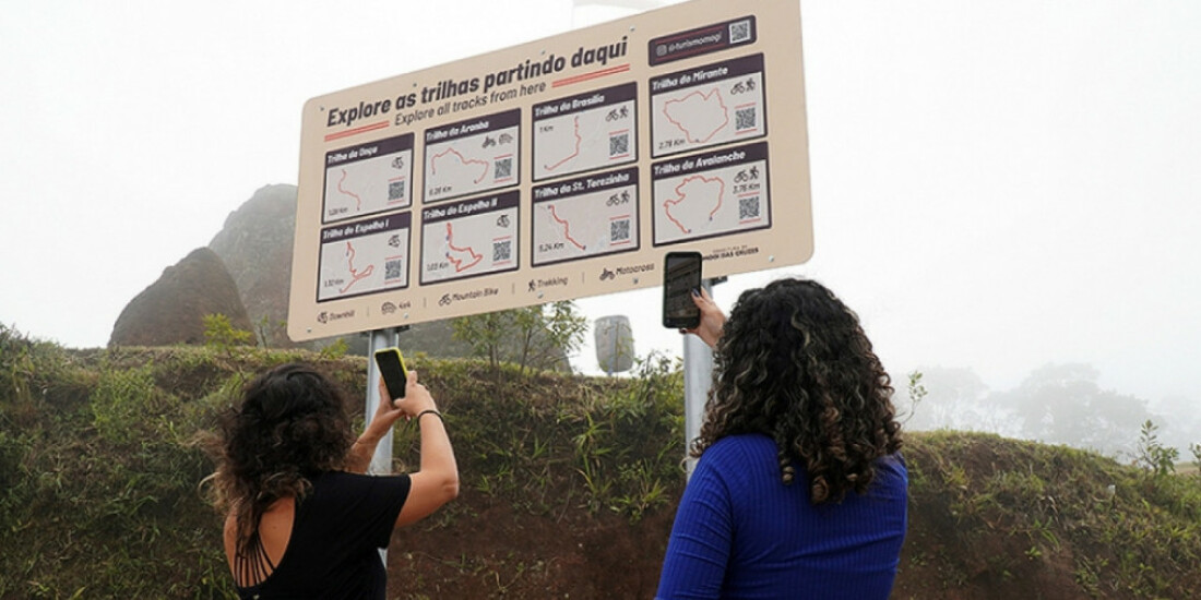 Placa com QR Code apresenta trilhas no Pico do Urubu